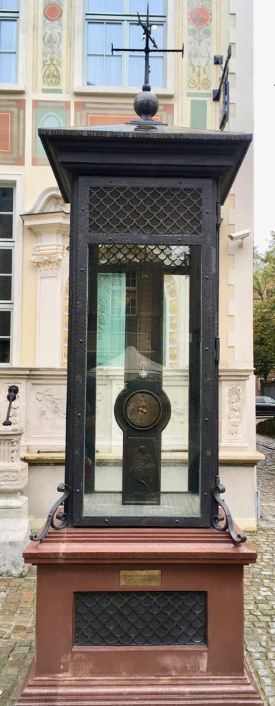 The memorial to Daniel Fahrenheit showing a mercury thermometer