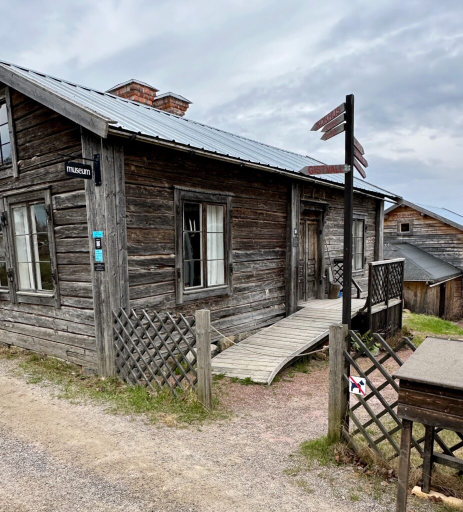 The accessible entrance of the museum on North Ulvön 